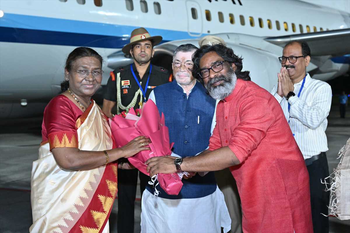 दो दिवसीय दौरे पर रांची पहुंचीं राष्ट्रपति द्रौपदी मुर्मू, राज्यपाल और सीएम ने किया स्वागत दो दिवसीय दौरे पर रांची पहुंचीं राष्ट्रपति द्रौपदी मुर्मू, राज्यपाल और सीएम ने किया स्वागत